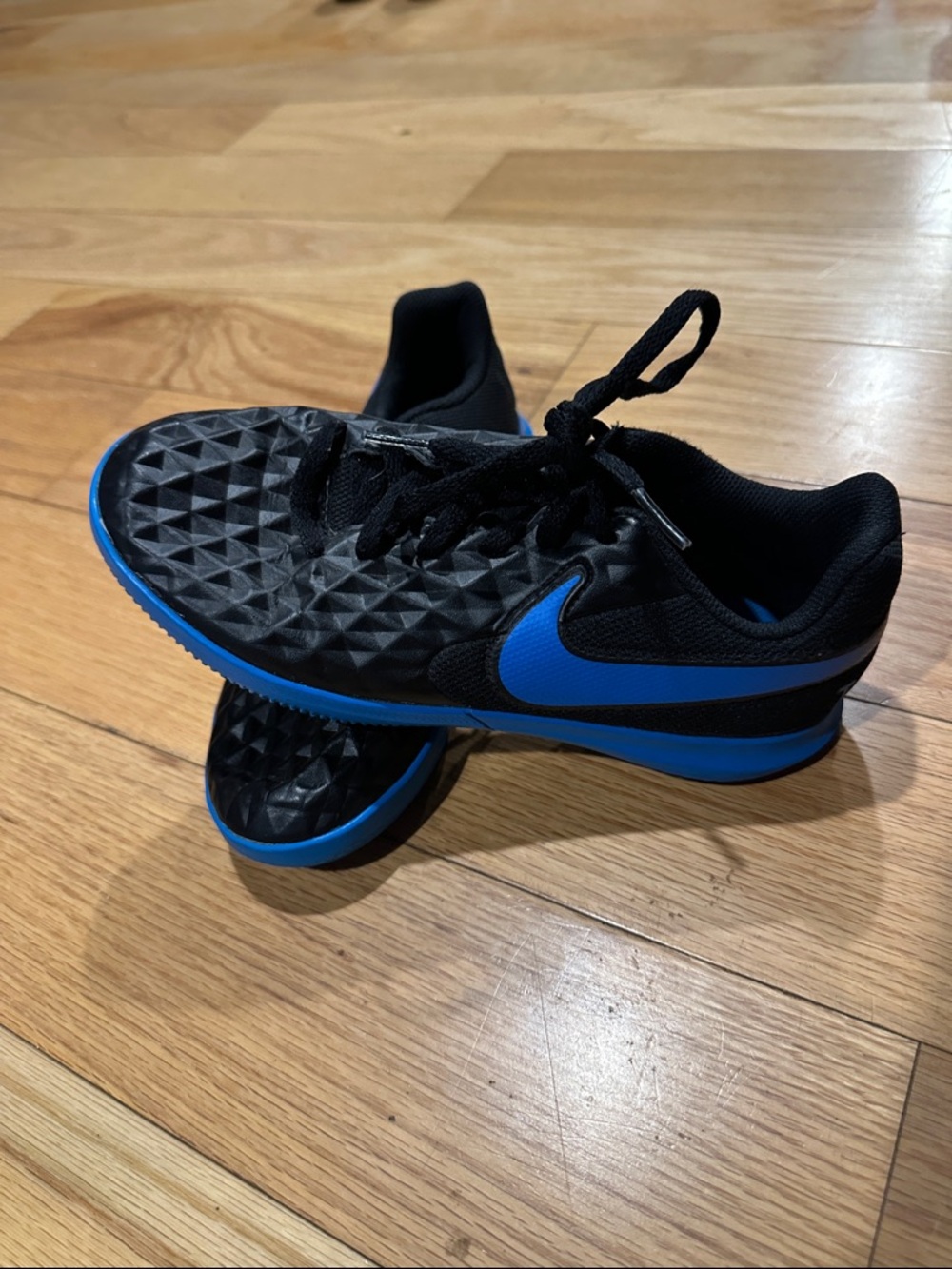 NIKE TIEMPO Indoor Soccer Shoes